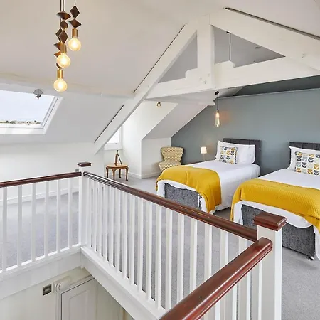 Host & - One Mulgrave Place * Whitby