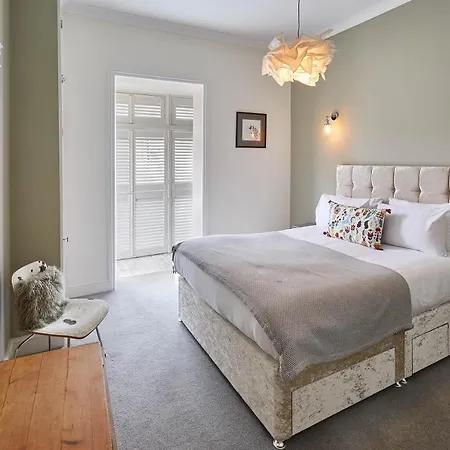 Host & - One Mulgrave Place